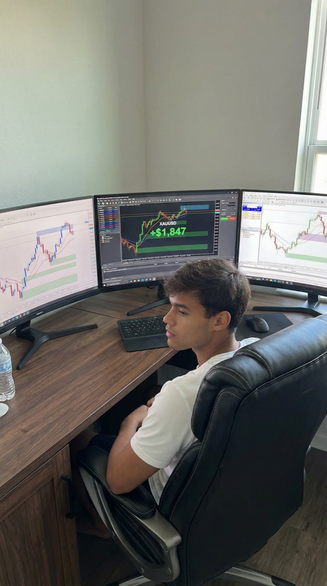 Luiz operando Nasdaq e Gold nos monitores